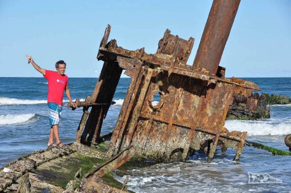 Explorando os escombros do Altair, barco encalhado desde 1976 na Praia do Cassino, no Rio Grande do Sul